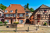 Brunnen Fontaine de Ribeauvillé auf dem Platz der Republik in Ribeauville, Elsass, Frankreich  \n