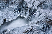 Nahaufnahme, Eiskristalle über einem Bach im Winter bei Kälte