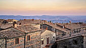 Über den Dächern von Radicofani, Provinz Siena, Toskana, Italien  