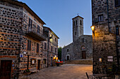 Abends in den Gassen von Radicofani, Provinz Siena, Toskana, Italien  