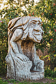 Skulptur im Garten, Surfhostel Ummaii, Ummanz, Rügen, Ostseeküste, Mecklenburg-Vorpommern, Deutschland