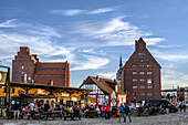 Hafenkneipe zum Goldenen Anker vor typischen Häusern, Stralsund, Ostseeküste, Mecklenburg-Vorpommern, Deutschland
