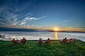 Liegestühle im Sonnenuntergang am Cafe Knatter über der Ostsee, Ueckeritz, Usedom, Ostseeküste, Mecklenburg- Vorpommern, Deutschland