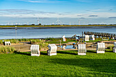 Strandkörbe vom Badestrand am Eiderdeich in Tönning, Kreis Nordfriesland, Schleswig-Holstein, Deutschland, Europa