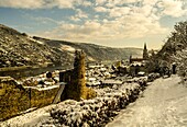  Wintry atmosphere in Oberwesel, view from the city wall circular path to the old town, the Church of Our Lady and the Rhine Valley, Upper Middle Rhine Valley, Rhineland-Palatinate, Germany 