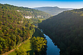 Fluss mit Schlucht und herbstlich verfärbtem Wald, Tal der Loue, Lizine, bei Besançon, Département Doubs, Bourgogne-Franche-Comté, Jura, Frankreich