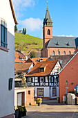  In the streets of St. Martin - Weinstraße, the Reichsburg Trifels in the Palatinate Forest; Annweiler; Rhineland-Palatinate; Germany 