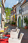 Straßencafe in der Hintergasse, Neustadt an der Weinstraße, Rheinland-Pfalz, Deutschland