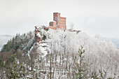 Die verschneite Reichsburg Trifels, Annweiler, Rheinland-Pfalz, Deutschland
