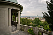 UNESCO Welterbe "Die bedeutenden Kurstädte Europas", Blick vom Beethoventempel im Kurpark auf die Altstadt und die Stadtpfarrkirche St. Stephan, Baden bei Wien, Niederösterreich, Österreich, Europa