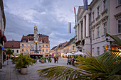 UNESCO Welterbe "Die bedeutenden Kurstädte Europas", Zentraler Marktplatz mit Rathaus und der Dreifaltigkeitssäule, Baden bei Wien, Niederösterreich, Österreich, Europa