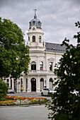 UNESCO Welterbe "Die bedeutenden Kurstädte Europas", prächtiges Klassizistisches Gebäude "Schiestlhof" mit Kuppelturm, Baden bei Wien, Niederösterreich, Österreich, Europa