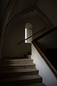 Holztreppen und gotisches Kreuzgewölbe führen hoch zur Orgel der Pfarrkirche Mariä Himmelfahrt, UNESCO Welterbe "Kulturlandschaft Wachau", Weißenkirchen in der Wachau, Niederösterreich, Österreich, Europa