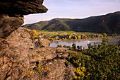 Küglerwand mit Blick auf die Donau mit Passagierschiff, UNESCO Welterbe "Kulturlandschaft Wachau", Weißenkirchen in der Wachau, Niederösterreich, Österreich, Europa