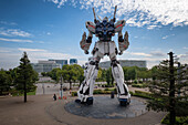 Ein lebensgroßer Gundam-Kampfroboter auf einer künstlichen Insel, Odaiba, Tokio, Tokyo, Japan, Asien