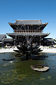  The view of the lotus fountain in front of the Founder&#39;s Hall Gate (Goei-do Mon) of the Higashi-Honganji Temple during the day, Kyoto, Japan, Asia 