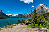 Landschaft mit See, Bäume und Berge im Glacier National Park, Montana, USA