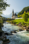 Kirche in Ramsau bei Berchtesgaden, Ramsauer Ache, Berchtesgadener Land, Bayern, Deutschland