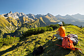  Hikers, Trettachspitze, Mädelegabel, Hochtrottspitze, Linkserkopf, Allgäu main ridge, Bavaria, Germany 
