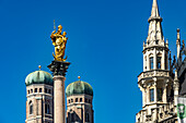Marienstatue auf der Mariensäule und die Türme von Frauenkirche und neuem Rathaus in München, Bayern, Deutschland