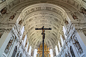 Kruzifix im Innenraum der Jesuitenkirche St. Michael, München, Bayern, Deutschland, Europa  