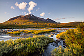 Bergmassiv Akka, Fluss Sjnjuvtjudisjahka, Sarek Nationalpark, Lappland, Schweden, Europa
