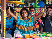 Papuas an Verkaufsstand bei der Morobe Show, Lae, Papua Neuguinea