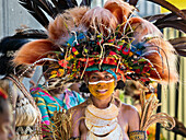 Mädchen in traditioneller Tracht, Federschmuck, Sing sing, Morobe Show, Lae, Papua Neuguinea