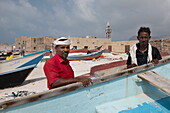 Einheimische Männer und Fischerboote am Strand, Qalansiyah, Insel Sokotra, Jemen, Naher Osten