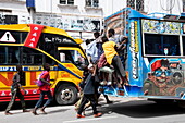 Einheimische Männer sind hinten auf Bus geklettert und fahren umsonst mit, Mombasa, Kenia, Afrika