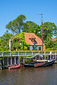 Altes Fischerboot im Museumshafen und Cafe in Carolinensiel, Ostfriesland, Niedersachsen, Deutschland
