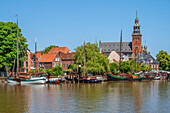 Hafen von Leer mit Rathaus, Emsland, Ostfriesland, Niedersachsen, Deutschland
