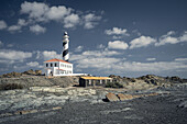 Leuchtturm am Cap de Favàritx unter blauem Himmel, Menorca, Balearen, Spanien, Europa