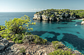 Blick auf die Meeresbucht "Cala Macarelleta" mit Naturstrand, Menorca, Balearen, Spanien, Europa