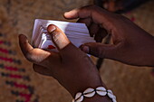 Detailaufnahme von Spielkarten in den Händen, Mahajanga, Boeny, Madagaskar, Indischer Ozean
