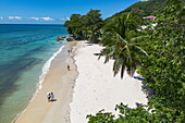  Aerial view of Beau Vallon Beach with people walking along the water, Beau Vallon, Mahé Island, Seychelles, Indian Ocean 