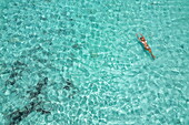 Frau badet im seichten Wasser, Insel Assomption Island, Outer Islands, Seychellen, Indischer Ozean