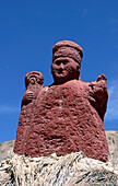 Chile; Nordchile; Region Arica y Parinacota; an der Grenze zu Bolivien; Lauca Nationalpark; Dorf Parinacota; kleine Figur auf der Kirchenmauer; vermutlich ein Bischof