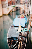 Gondel, festgemacht an einer kleinen Brücke an einem der ruhigeren Kanäle von Venedig, Italien