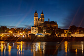 Elbe und Magdeburger Dom bei Nacht, Sachsen-Anhalt, Deutschland