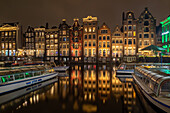 Grachtenhäuser spiegeln sich im Wasser, Amsterdam, Niederlande