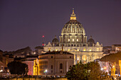  St. Peter&#39;s Basilica at night, Rome (Vatican City), Italy 