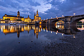 Blaue Stunde an der Elbe, Dresden, Sachsen, Deutschland, Europa