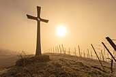 Kreuz, Sonnenaufgang auf der Kalb, Iphofen, Kitzingen, Unterfranken, Franken, Bayern, Deutschland, Europa