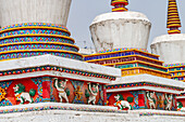 Farbige Malerei an einer tibetanischen Stupa am Kumbum Champa Ling Kloster bei Xining, China