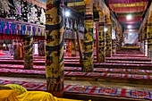 Eine farbenfroh mit Teppichen geschmückte Gebetshalle im Ta'er Kloster westlich von Xining, China