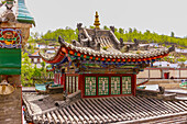 Kunstvoll konstruiertes Dach einer Pagode auf einem Tempel im tibetischen Kloster Kumbum im chinesischen Xining, China, Asien