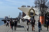 Fußgänger an Uferpromenade, am Museum Museu de Arte, Arquitetura e Tecnologia, Belem, Lissabon, Portugal