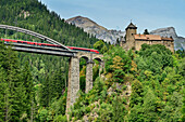 Bahn fährt über Trisannabrücke, Schloss Wiesberg im Hintergrund, Arlbergbahn, Tirol, Österreich