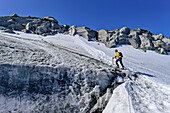 Frau beim Bergsteigen steigt über Gletscher auf, Schwarzensteinkees, Schwarzenstein, Zillertaler Alpen, Naturpark Zillertaler Alpen, Tirol, Österreich